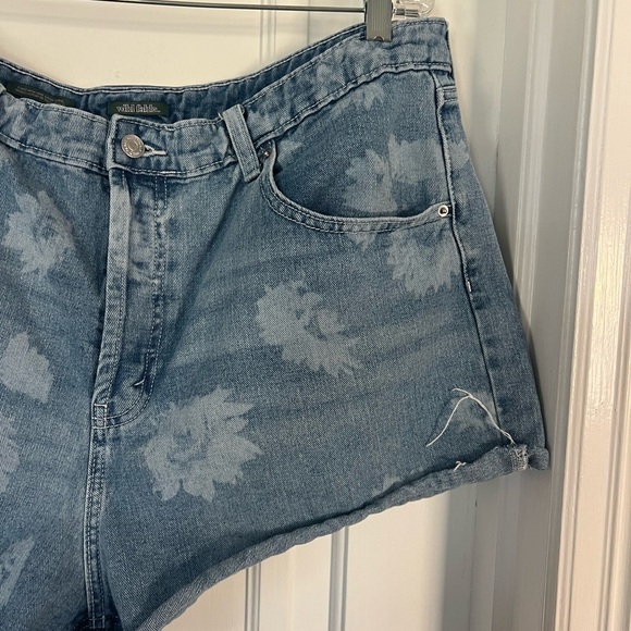 Wild Fable High Waisted Jean Shorts Size 17 – Floral Bleached Denim Cutoffs - Picture 2 of 8